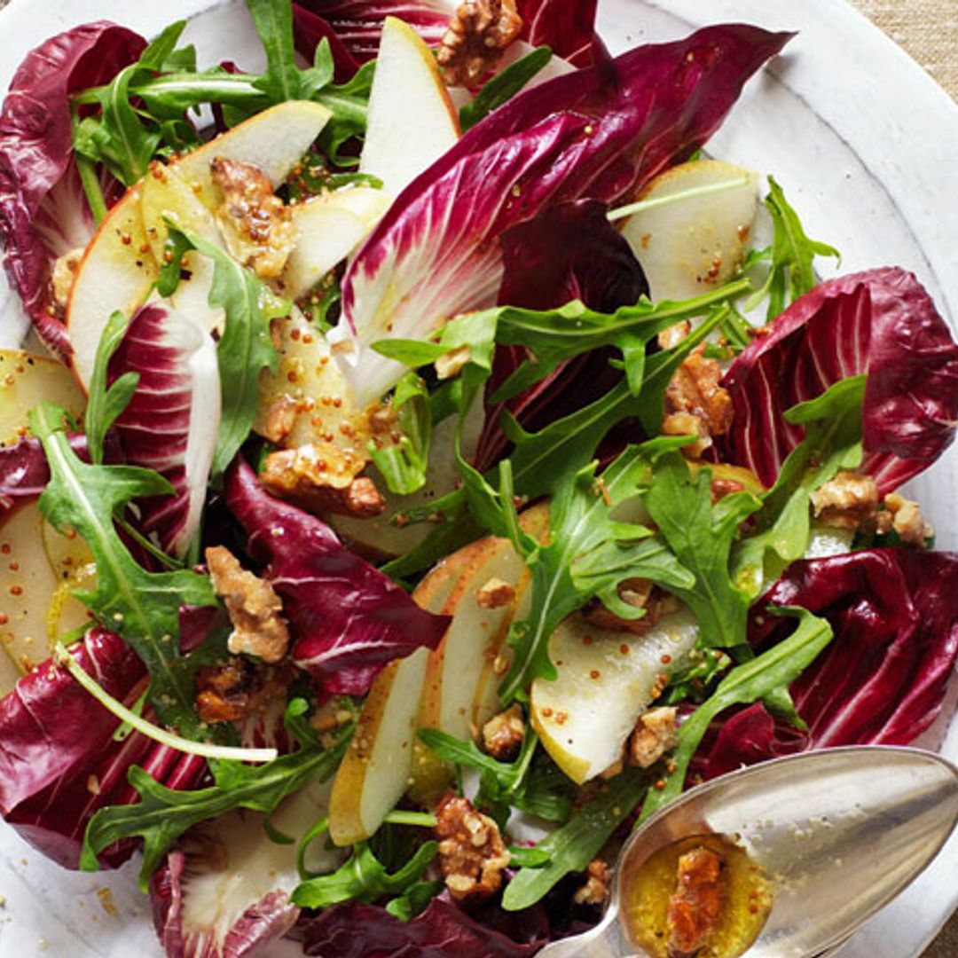 Ensalada de 'radicchio' con pera, nueces garrapiñadas y vinagreta de mostaza