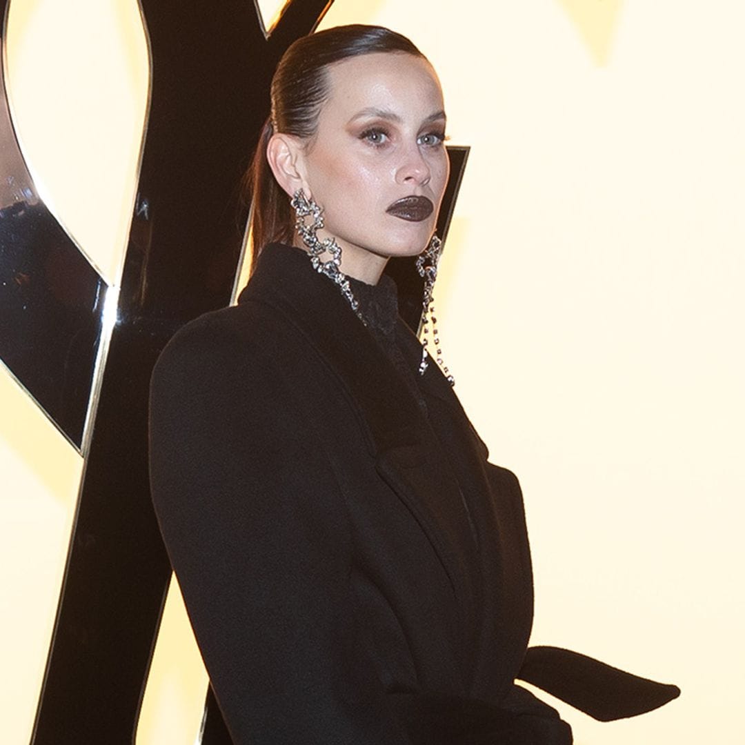 Milena Smit, la reina del 'gothic chic' en París con un mono de encaje transparente y pendientes XL