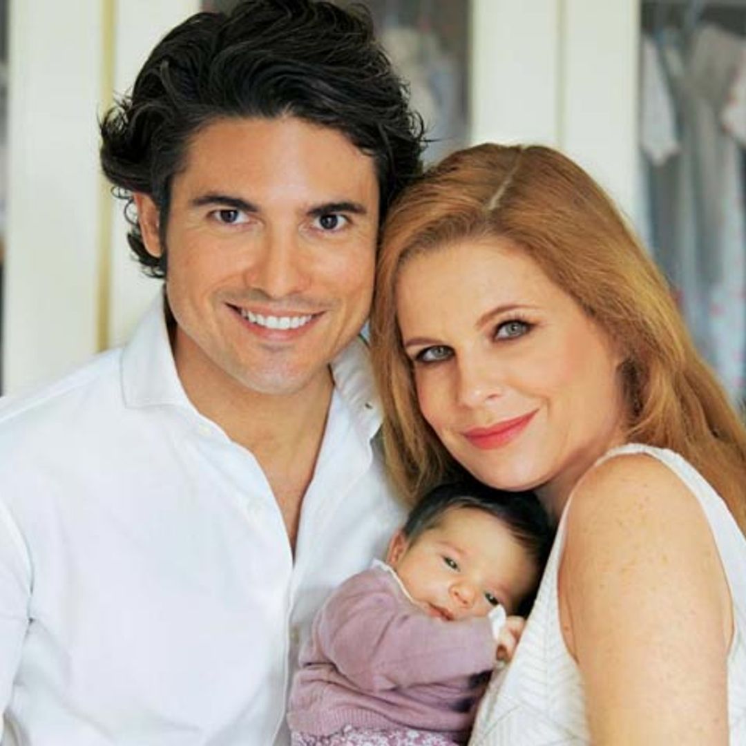 En ¡HOLA!, Olivia de Borbón y Julián Porras, en casa con su hija Flavia