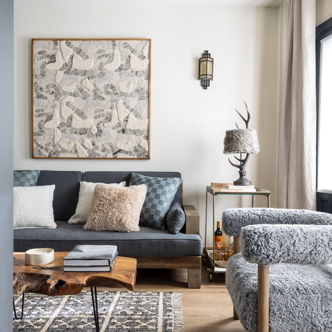 Así es el refugio de la interiorista María Acha en el norte de España: madera, papeles pintados y guiños alpinos