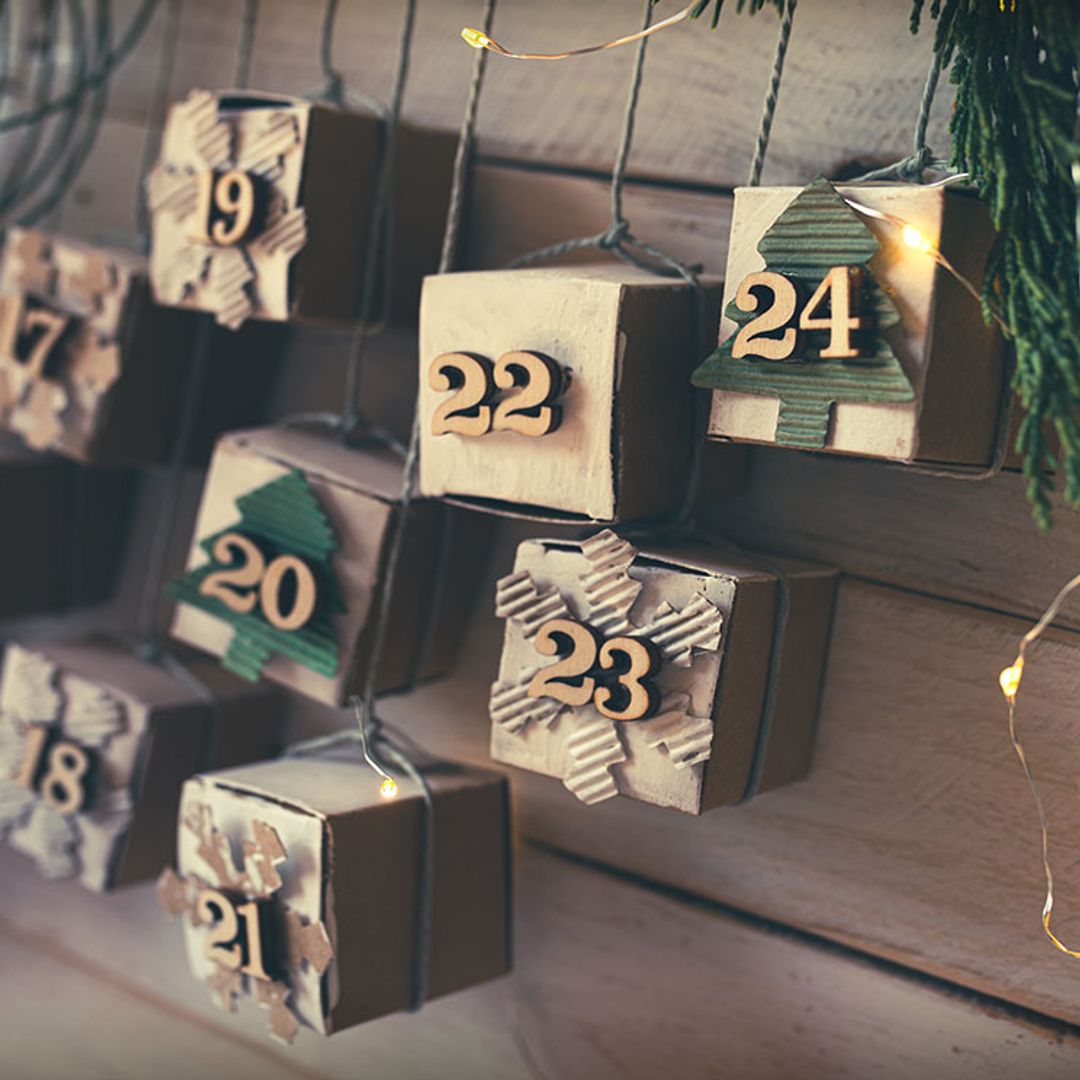 Construye tu propio calendario de Adviento con un marco de madera
