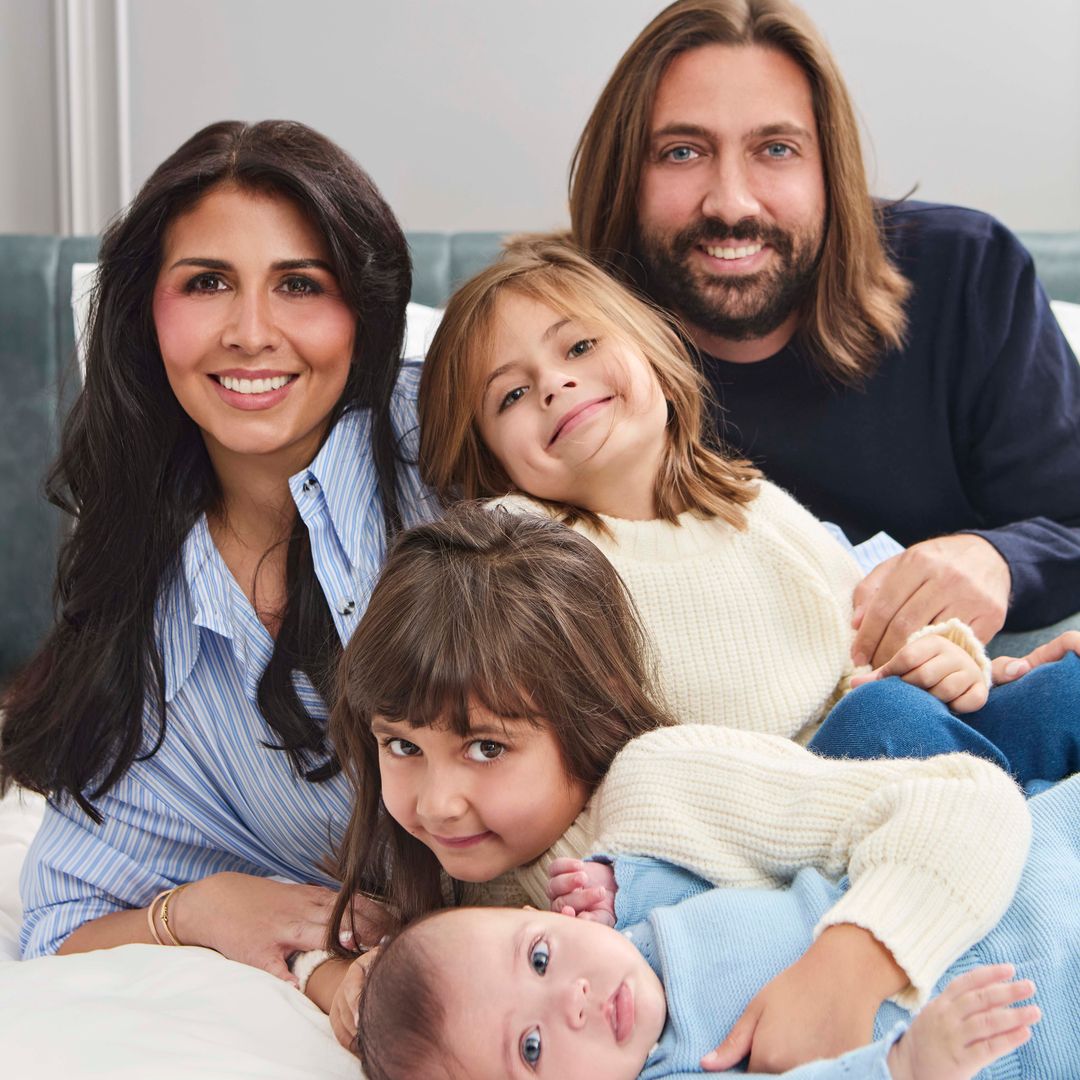 EXCLUSIVA. Sara Verdasco y Juan Carmona posan por primera vez con sus tres hijas en un reportaje para ¡HOLA!