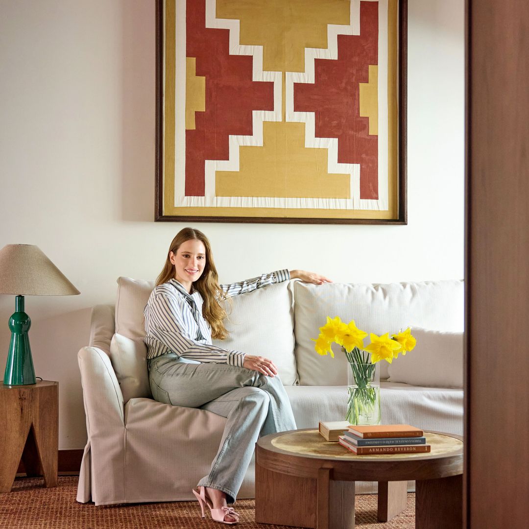 Micaela, en el salón de la casa