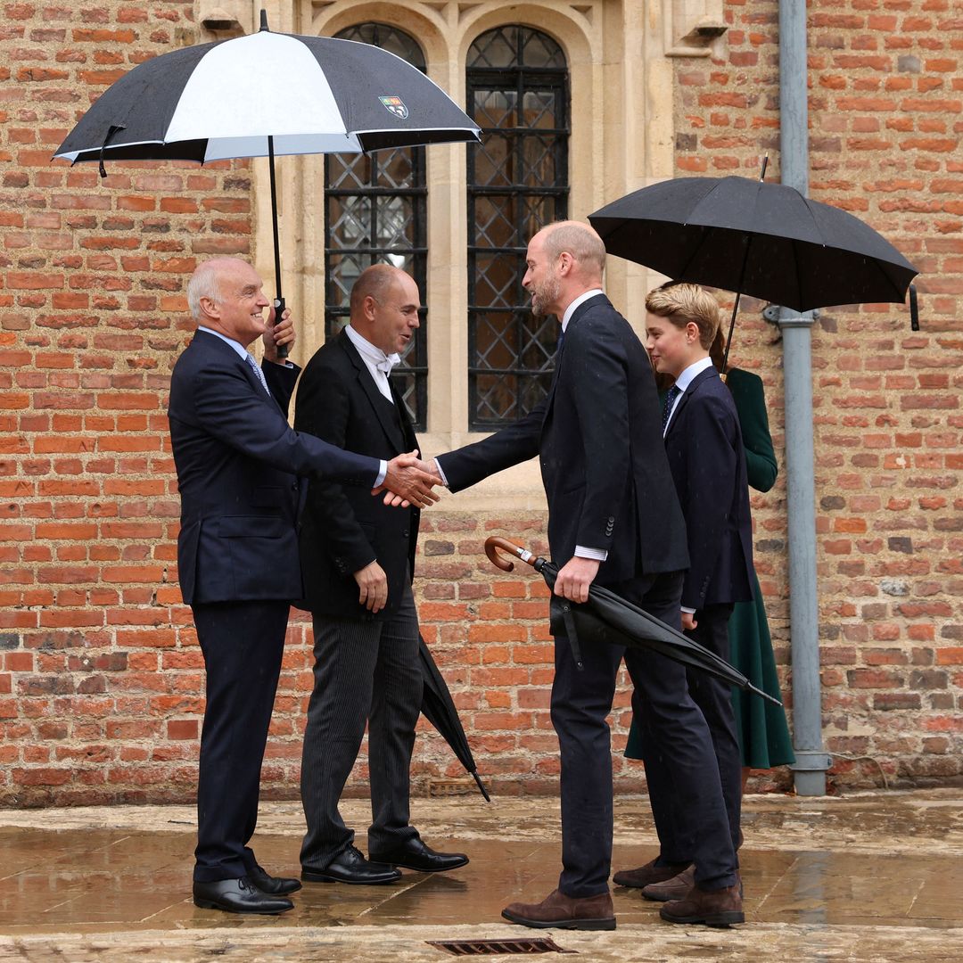 El príncipe George es recibido por el director de Eton, Simon Henderson, y el provost, Nicholas Coleridge