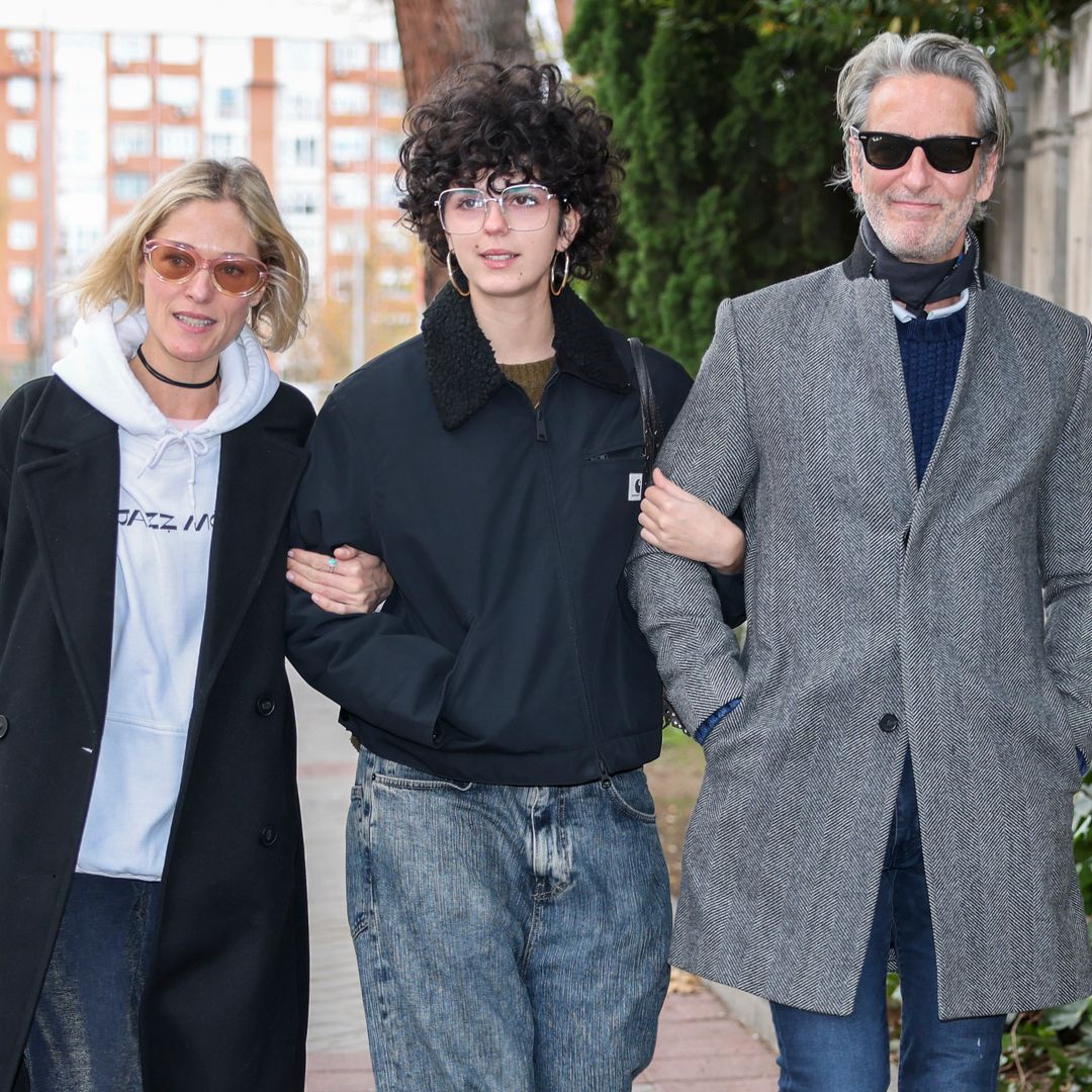 Lola, la hija de Ernesto Alterio y Juana Acosta, impacta actuando en el cumpleaños de su madre