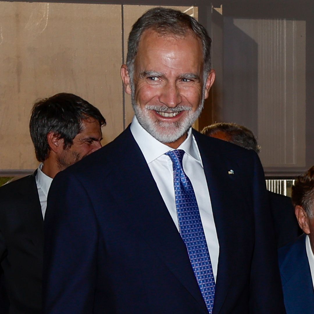 El rey Felipe, sin la reina Letizia, inaugura la temporada en el Teatro Real rodeado de personalidades: todos los detalles y las imágenes