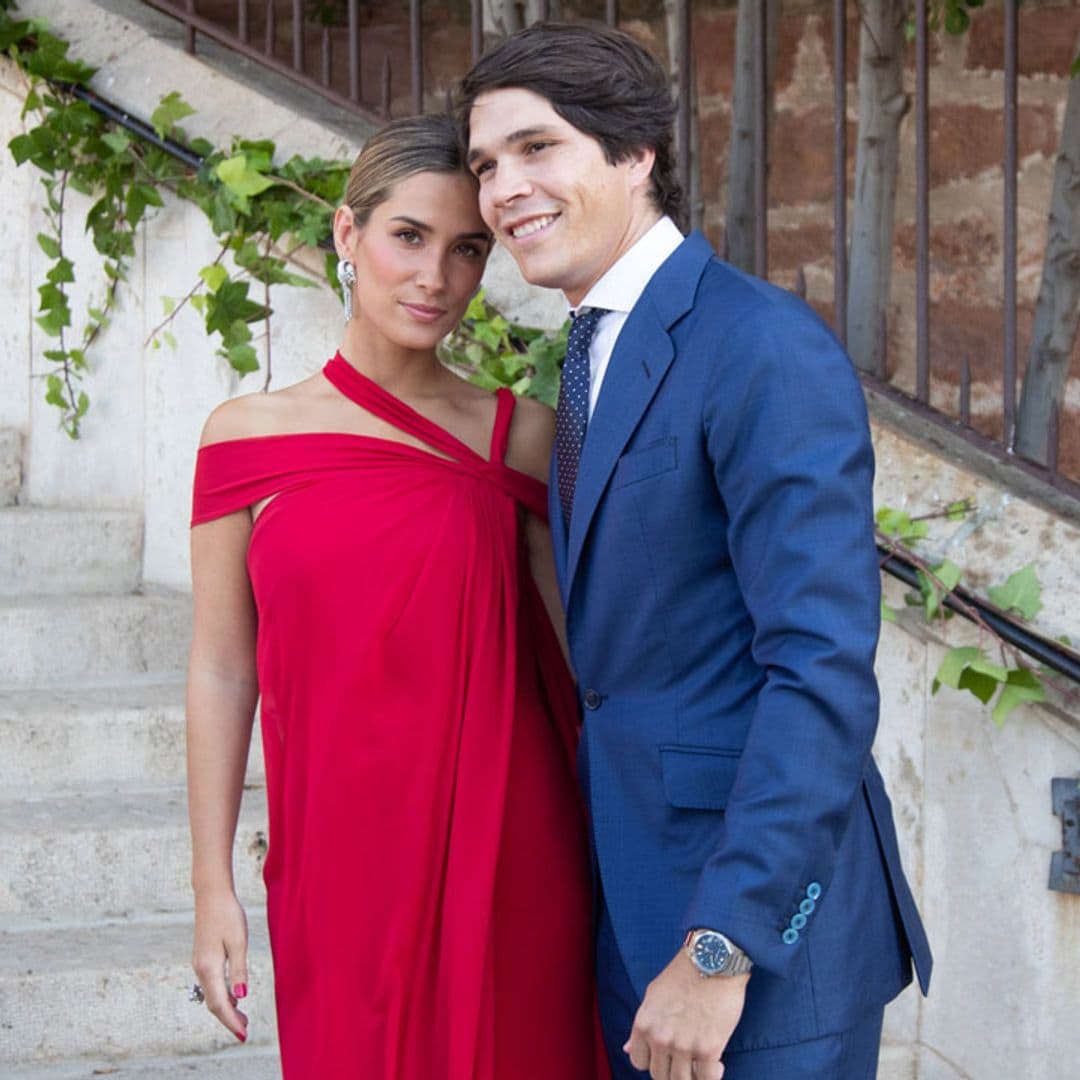 María Pombo acierta de rojo con su vestido de inspiración griega