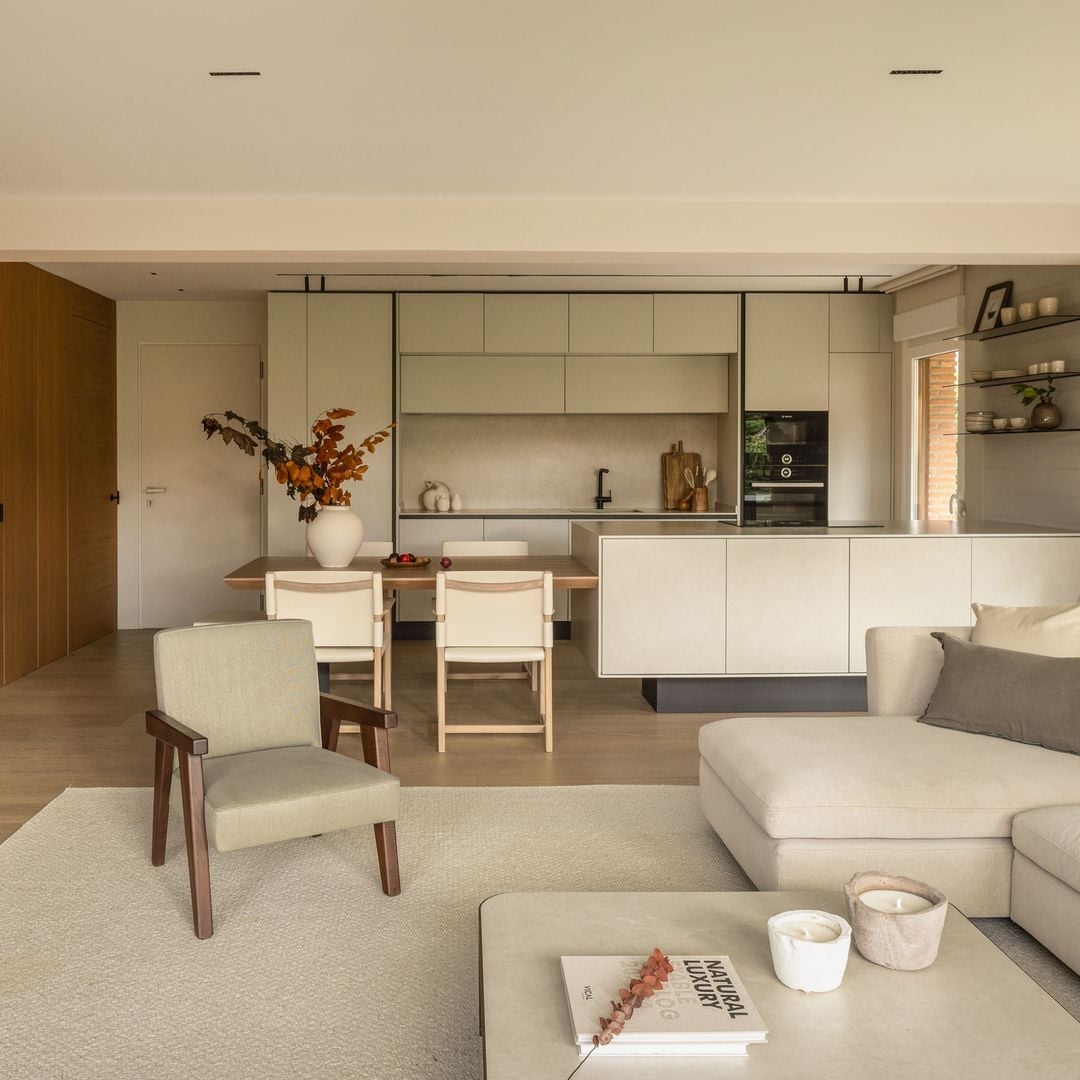Una casa de 250 m² de diseño moderno en Barrika, donde luz natural, madera y piedra conviven en armonía