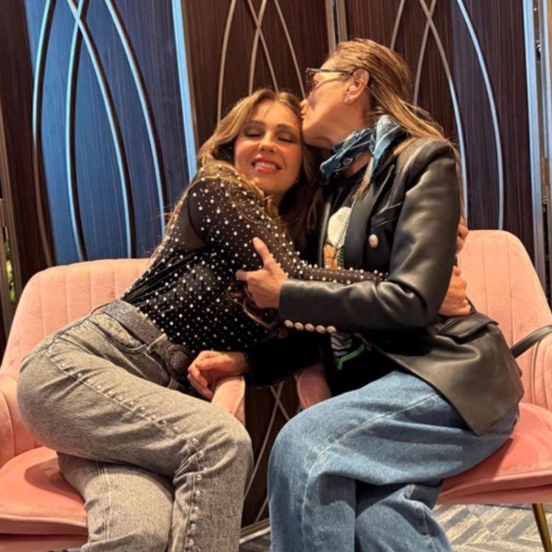 Thalía arropa a Yolanda Andrade con una cobija que tejió ella misma: 'Está hecha con tanto amor y cariño'