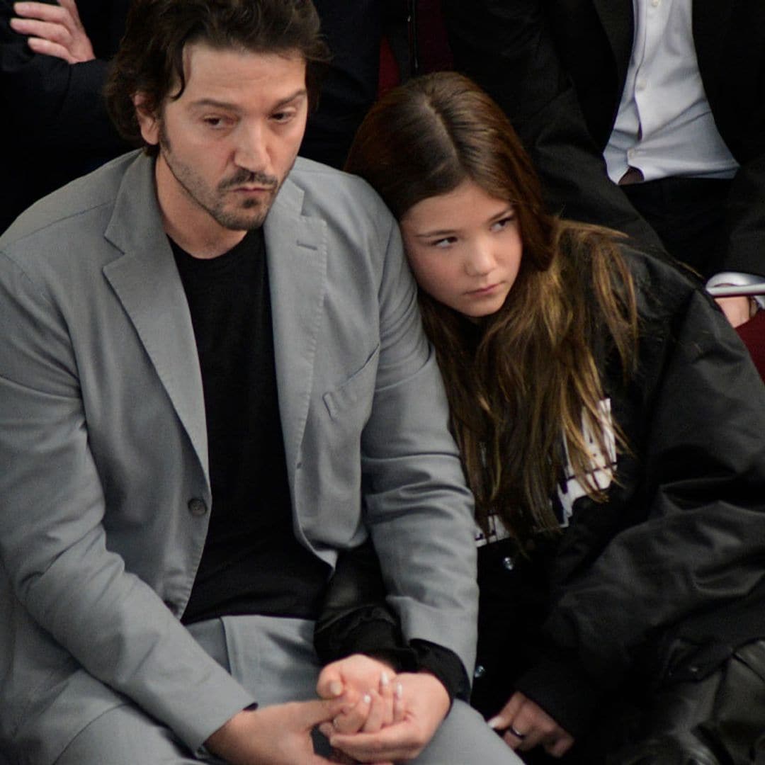 Diego Luna, destrozado, da el último adiós a su padre junto a sus hijos, su novia y su ex, Camila Sodi