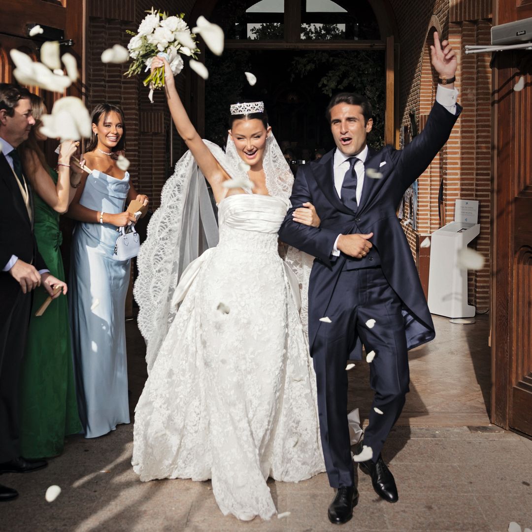 La imagen de la felicidad de los novios, Carlota Cortina, que levantó su ramo de peonías blancas, y Eugenio Gallego, también con el brazo en algo, tras haberse dado el "sí, quiero". La pareja comenzó su relación hace más de dos años y se comprometió el pasado verano, en Formentera.