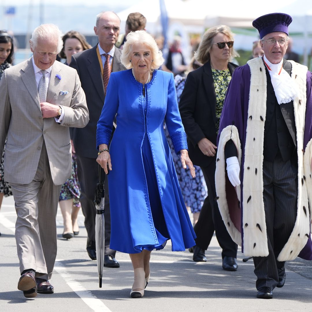 ¿Qué le ha pasado a la reina Camilla en el pie que lleva vendado?