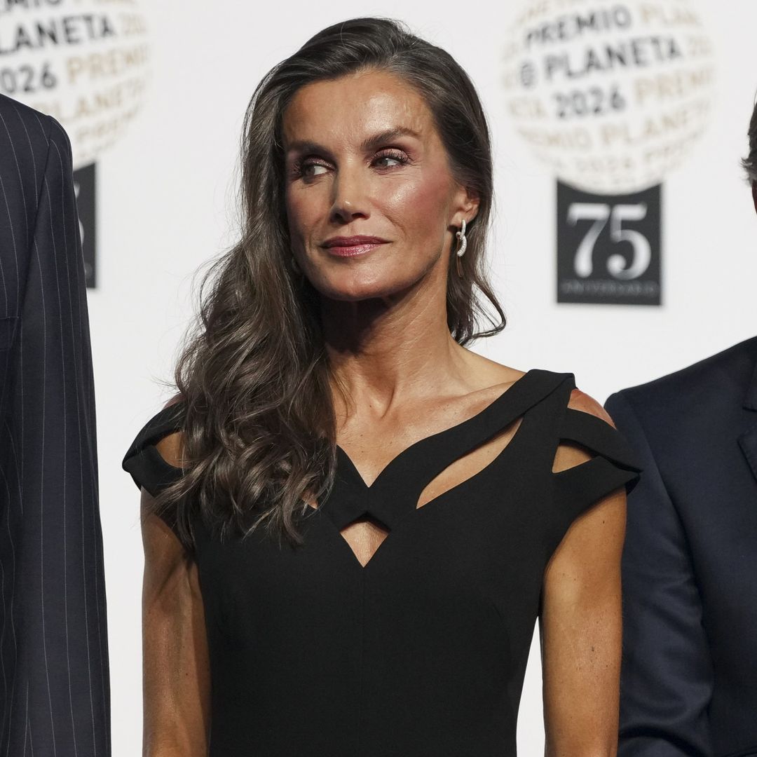 Juan Avellaneda, diseñador, sobre el nuevo vestido de la reina Letizia con escote fantasía: "El look es un 9,5"