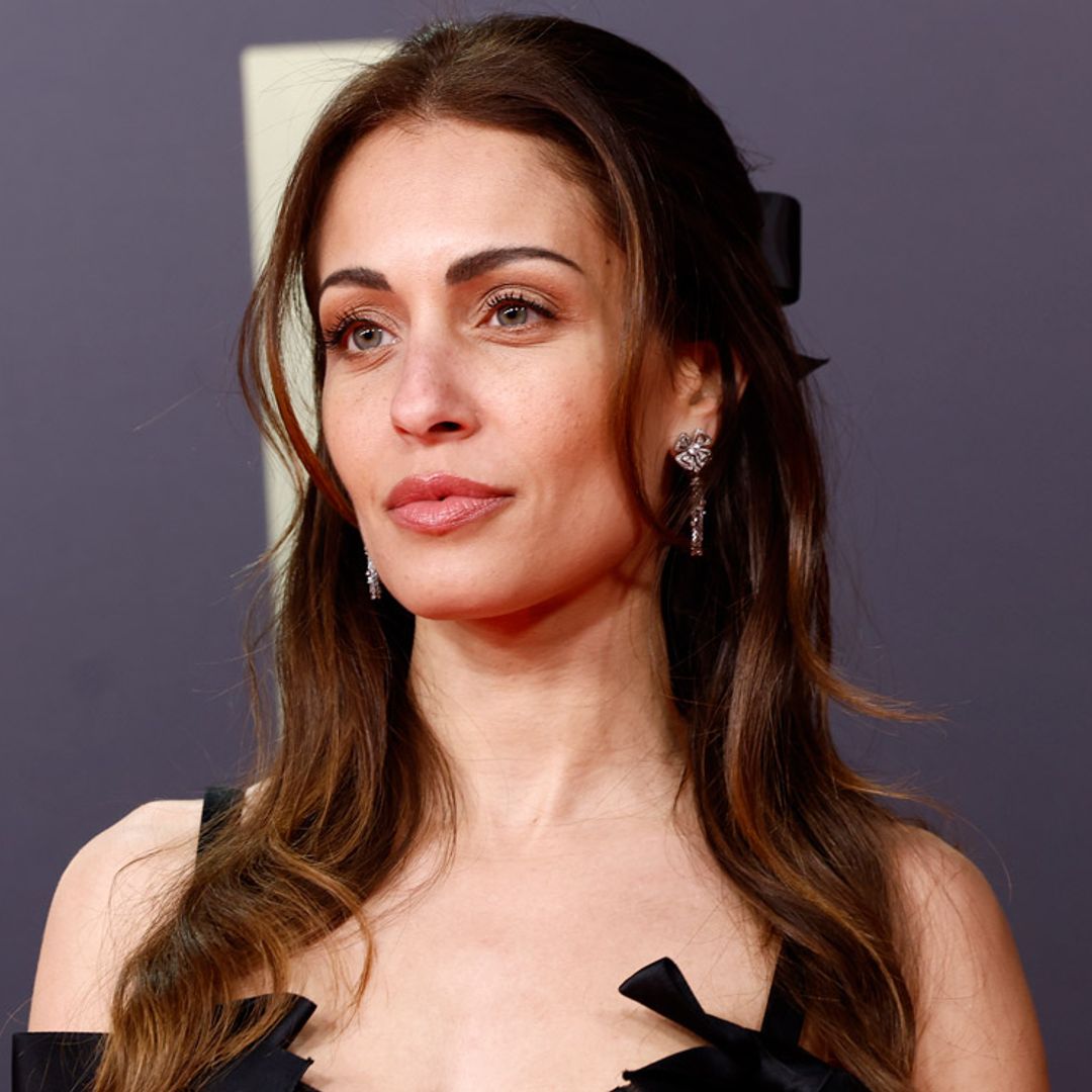 Hiba Abouk versiona la tendencia 'coquette' en un look de invitada perfecto para la noche