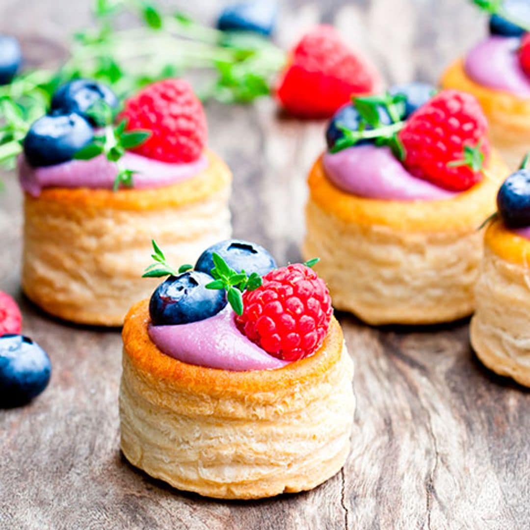 Volovanes rellenos de crema de yogur con arándanos