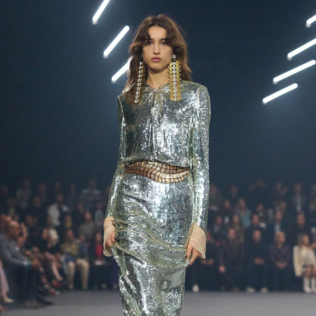 Valentino transforma la luz de las luciérnagas en una colección repleta de brillo e inspiración para invitadas