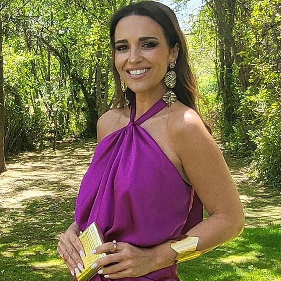 Paula Echevarría se convierte en la invitada perfecta con un vestido 'halter' y taconazos dorados
