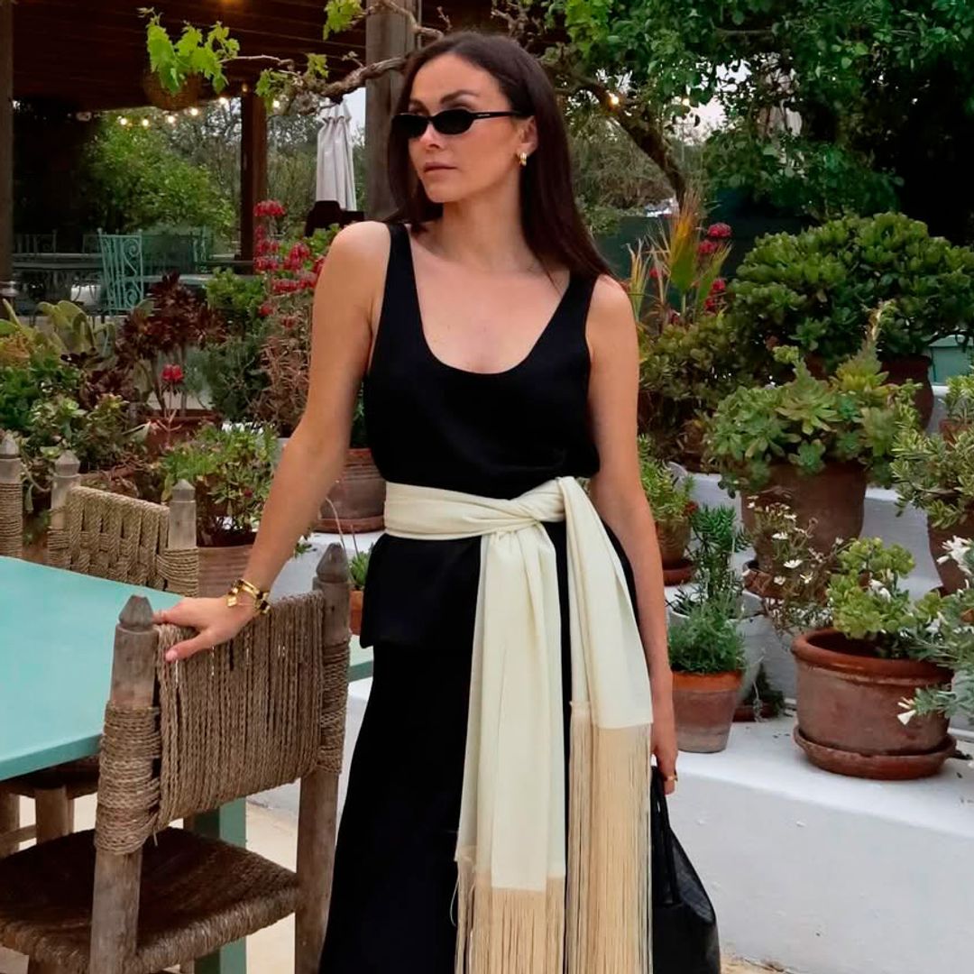 Olvídate de llevar cinturón en verano: las expertas lo sustituyen con este accesorio que no aprieta y transforma cualquier look con básicos