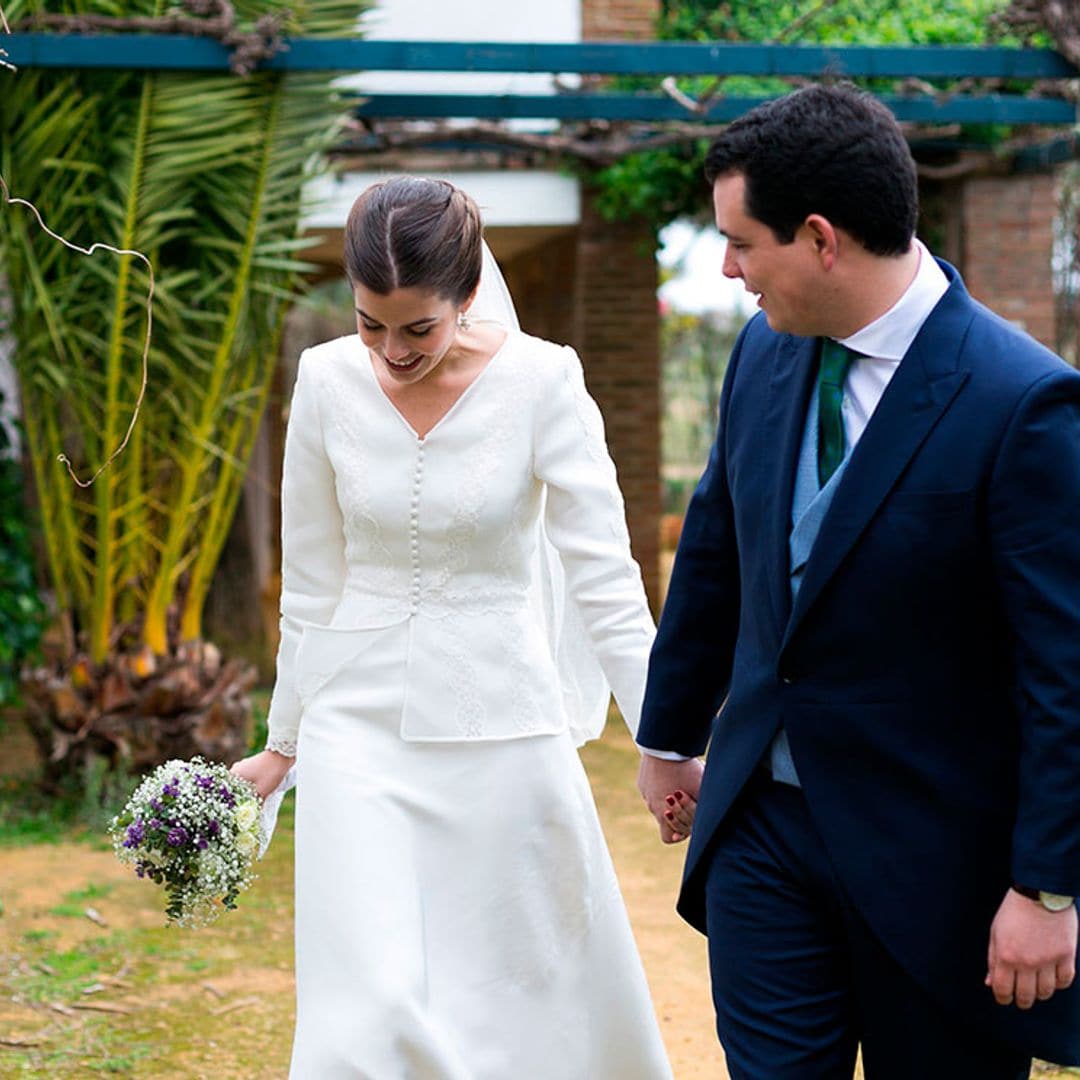 Ana, la novia que combinó un vestido sencillo con una prenda que poder reutilizar tras la boda