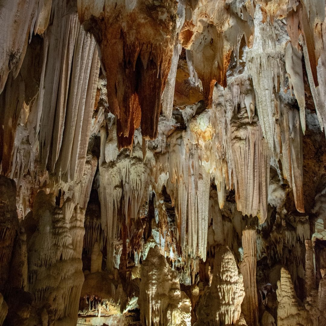 Estalactitas y estalagmitas de la cueva del Águila de Arenas de San Pedro, Ávila