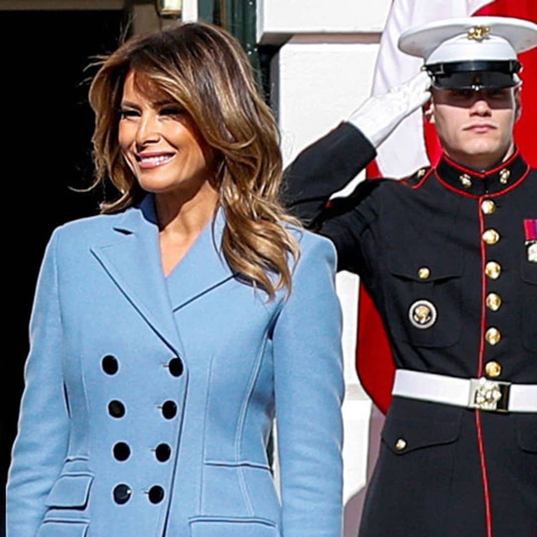Melania Trump vuelve a conectar con las 'royals' británicas gracias a su nuevo (y lujoso) abrigo
