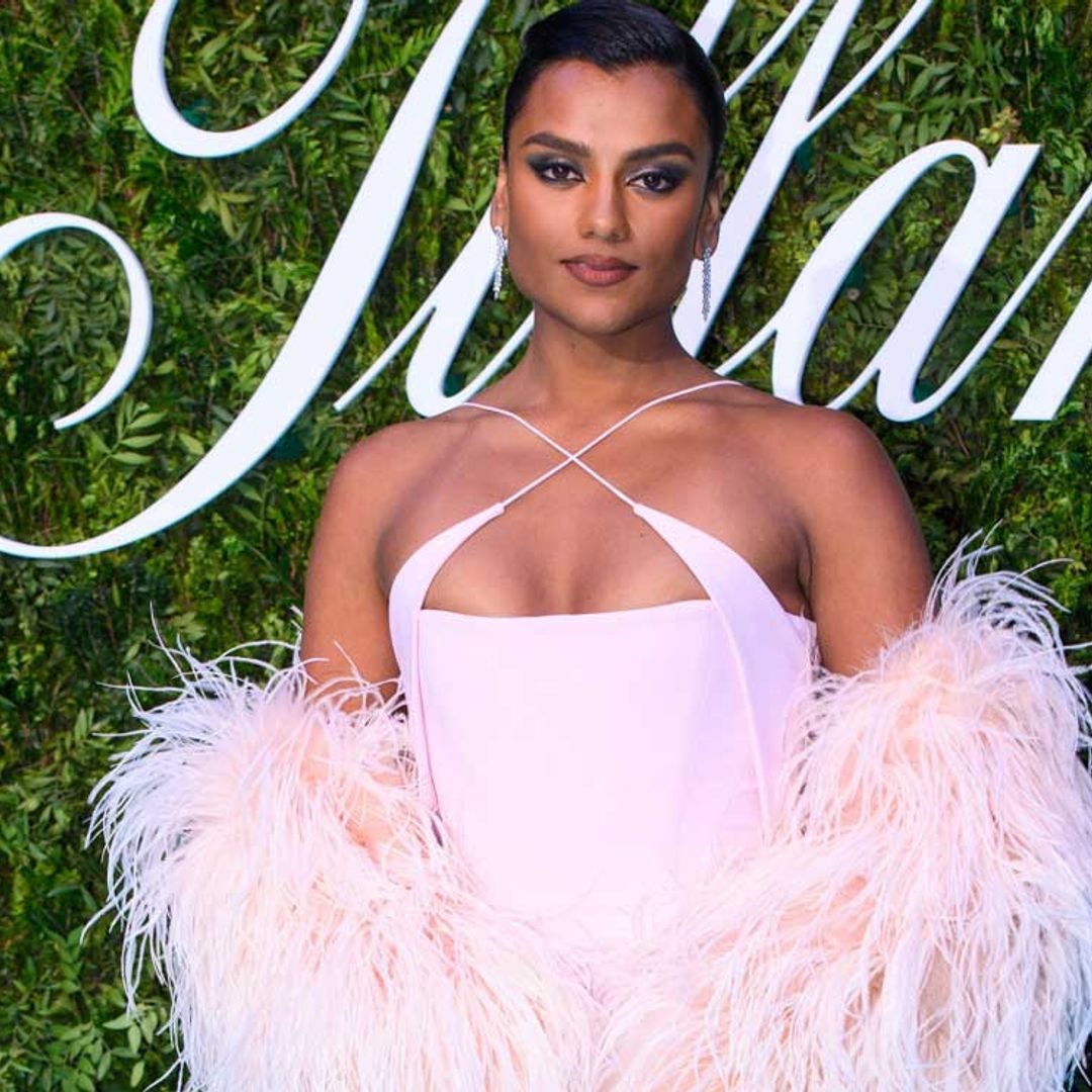 El vestido de diva de Simone Ashley tiene el escote ideal para chicas que no quieren palabra de honor