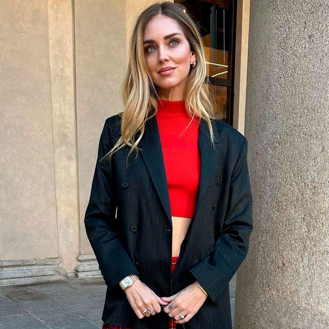 Chiara Ferragni pasa de un look colegial a uno de inspiración dosmilera ¡en tiempo récord!