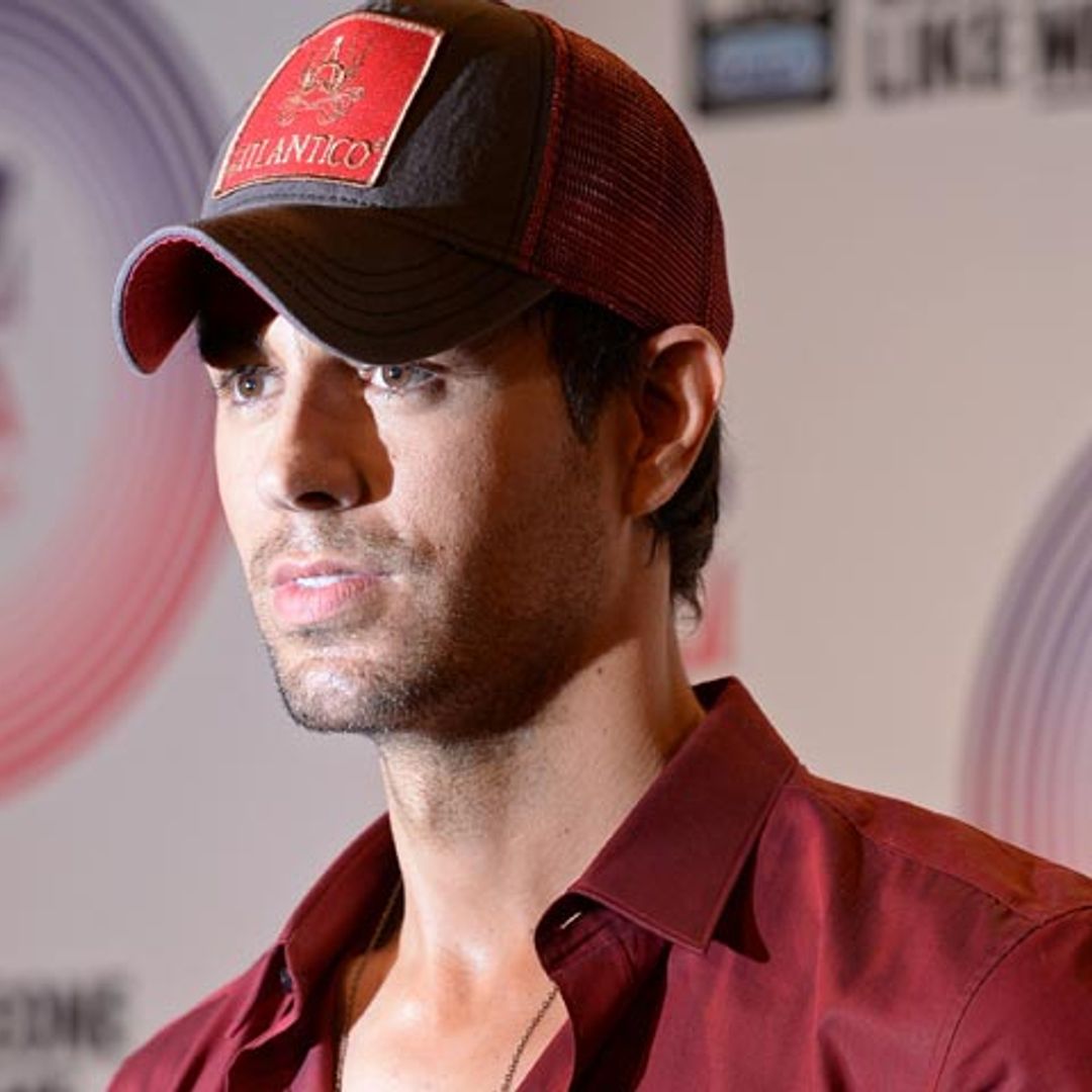 El divertido momento en el que Enrique Iglesias detiene el coche en medio del tráfico para saludar a una fan