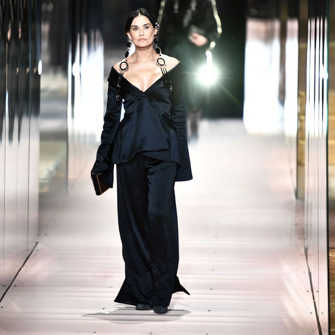 Demi Moore debuta como modelo de Alta Costura en un desfile histórico para Kate Moss