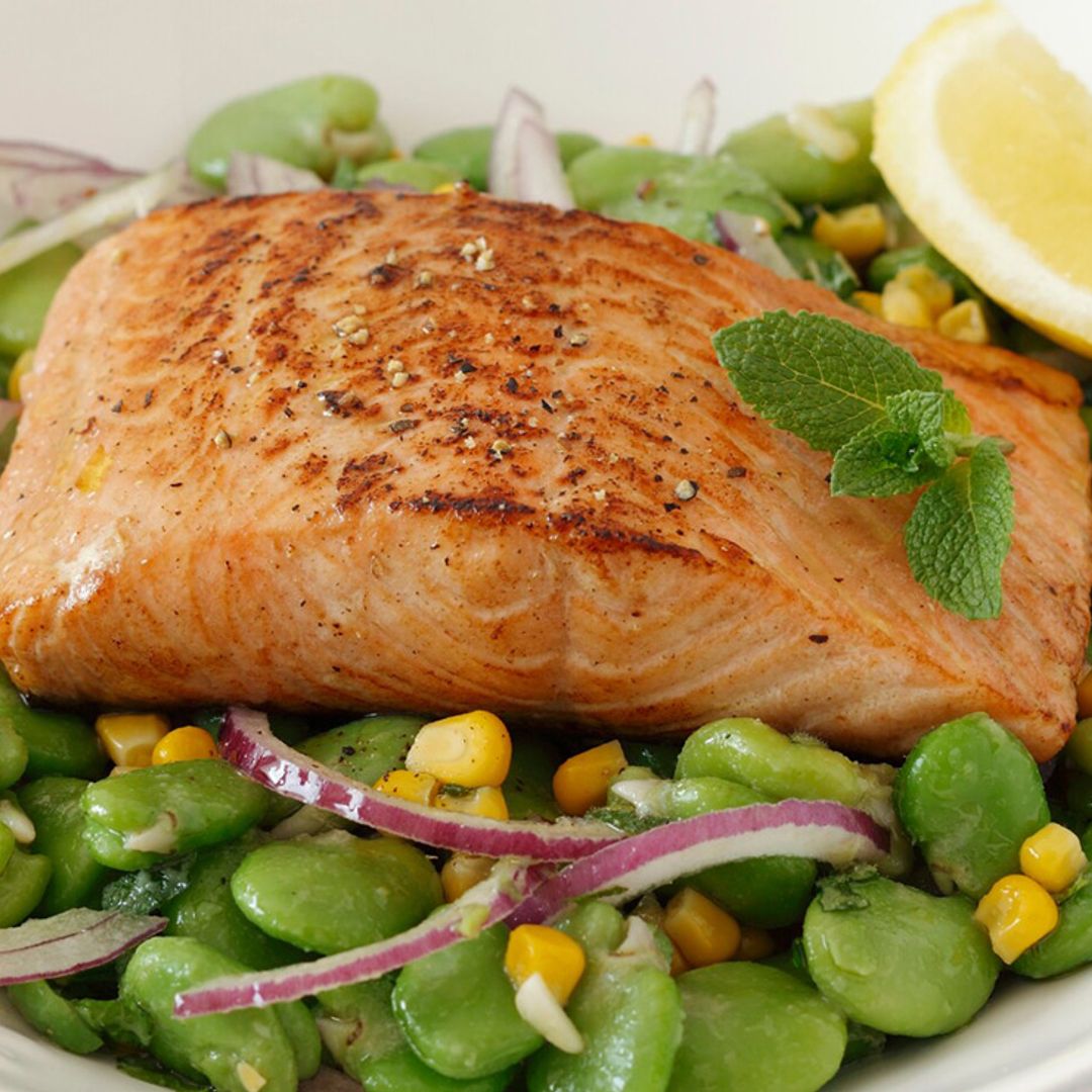 Salmón a la brasa con habas frescas