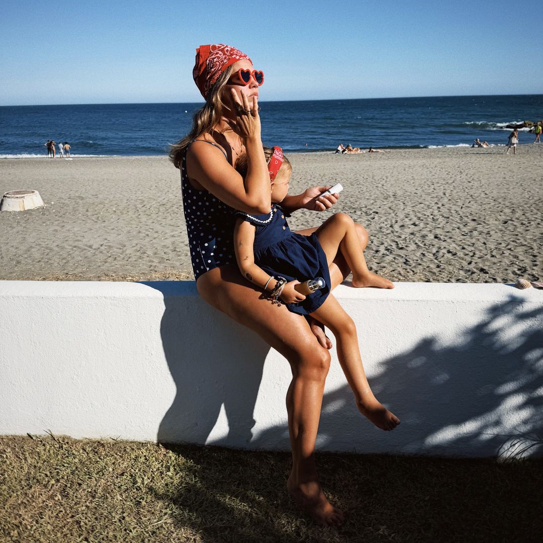 Isabelle Junot abre su álbum más familiar del verano: "Veo a mis hijas crear recuerdos en el mismo lugar que yo hice los míos"