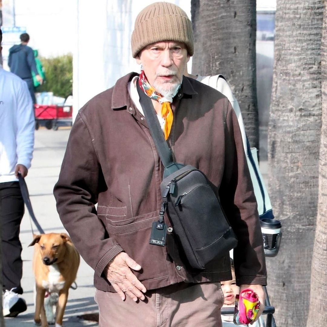 ¿John Malkovich, eres tú? Las fotos del actor irreconocible por las calles de Hollywood