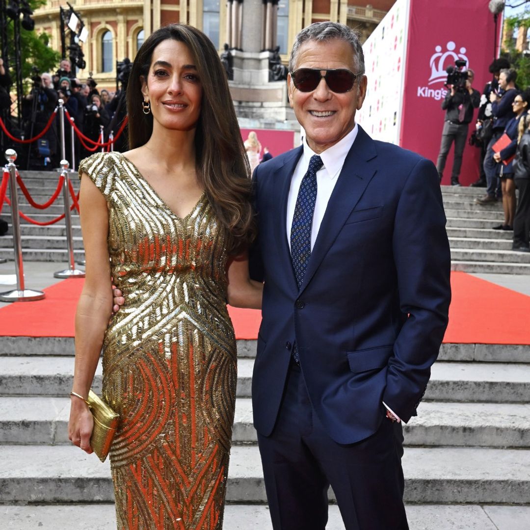 George y Amal Clooney le roban el protagonismo a los reyes Carlos y Camilla en la gala King's Trust: las imágenes de su cariñoso saludo