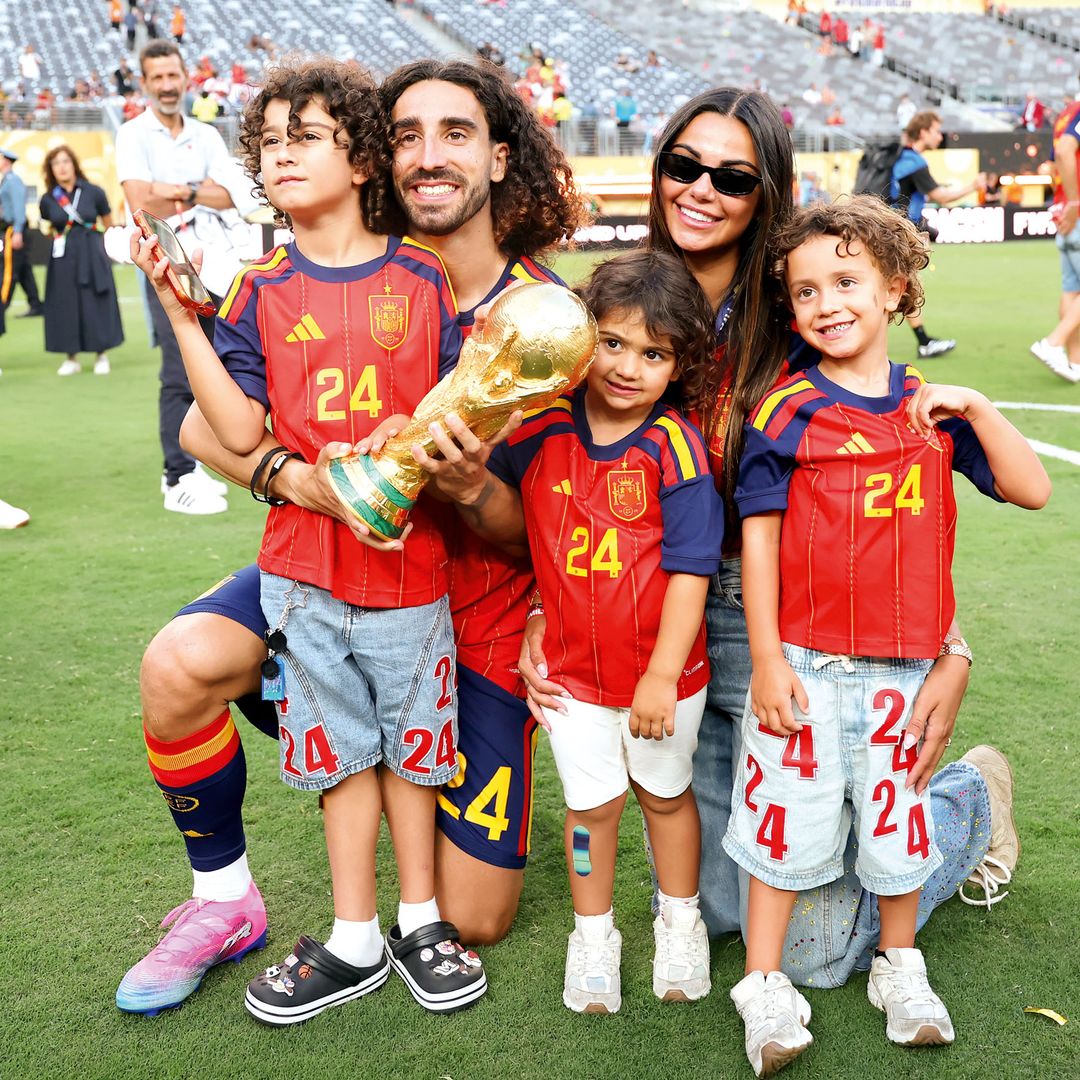 Marc Cucurella. y su familia con el Balón de Oro