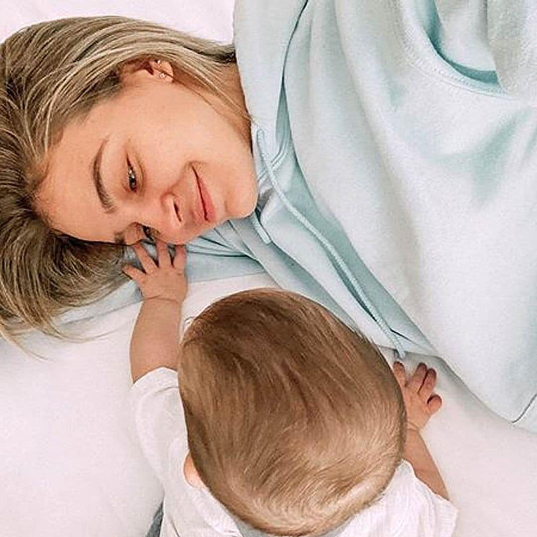 Roma, la hija de Laura Escanes, coge fuerzas en su paseo para.... ¿arrancarse a gatear?