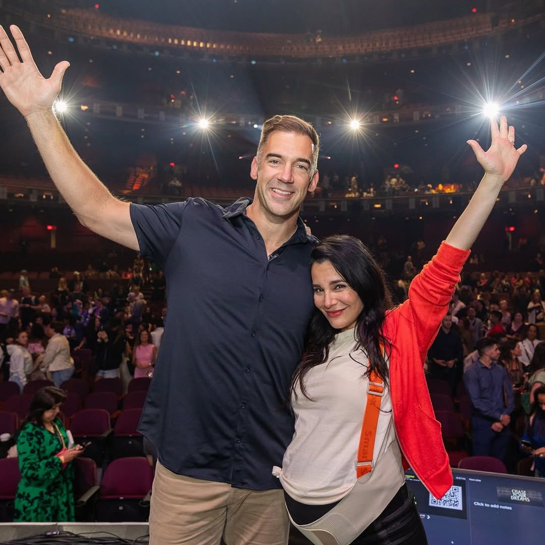Martha Higareda y Lewis Howes comienzan la cuenta regresiva para su debut como papás