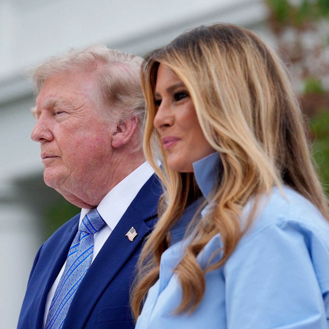 Lo que Donald y Melania Trump parecían susurrarse durante una "intensa" conversación en el palco VIP del Indy Car 250