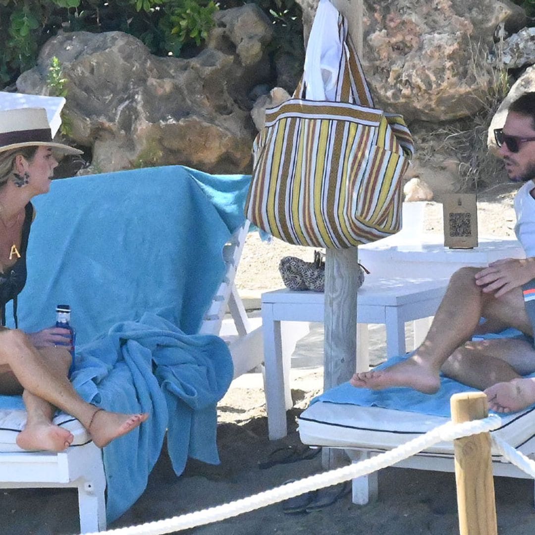 Amelia Bono, espectacular en las playas de Marbella y muy enamorada de Manuel Martos