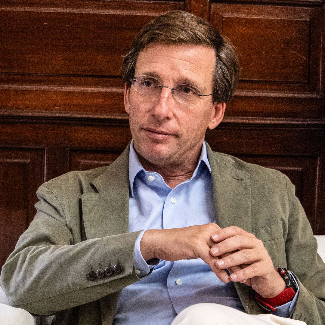 Almeida, durante una entrevista para HOLA, promociona la llegada de la nueva Fórmula 1 a la Comunidad de Madrid y destaca el impacto de Madrid como gran escenario internacional del motor