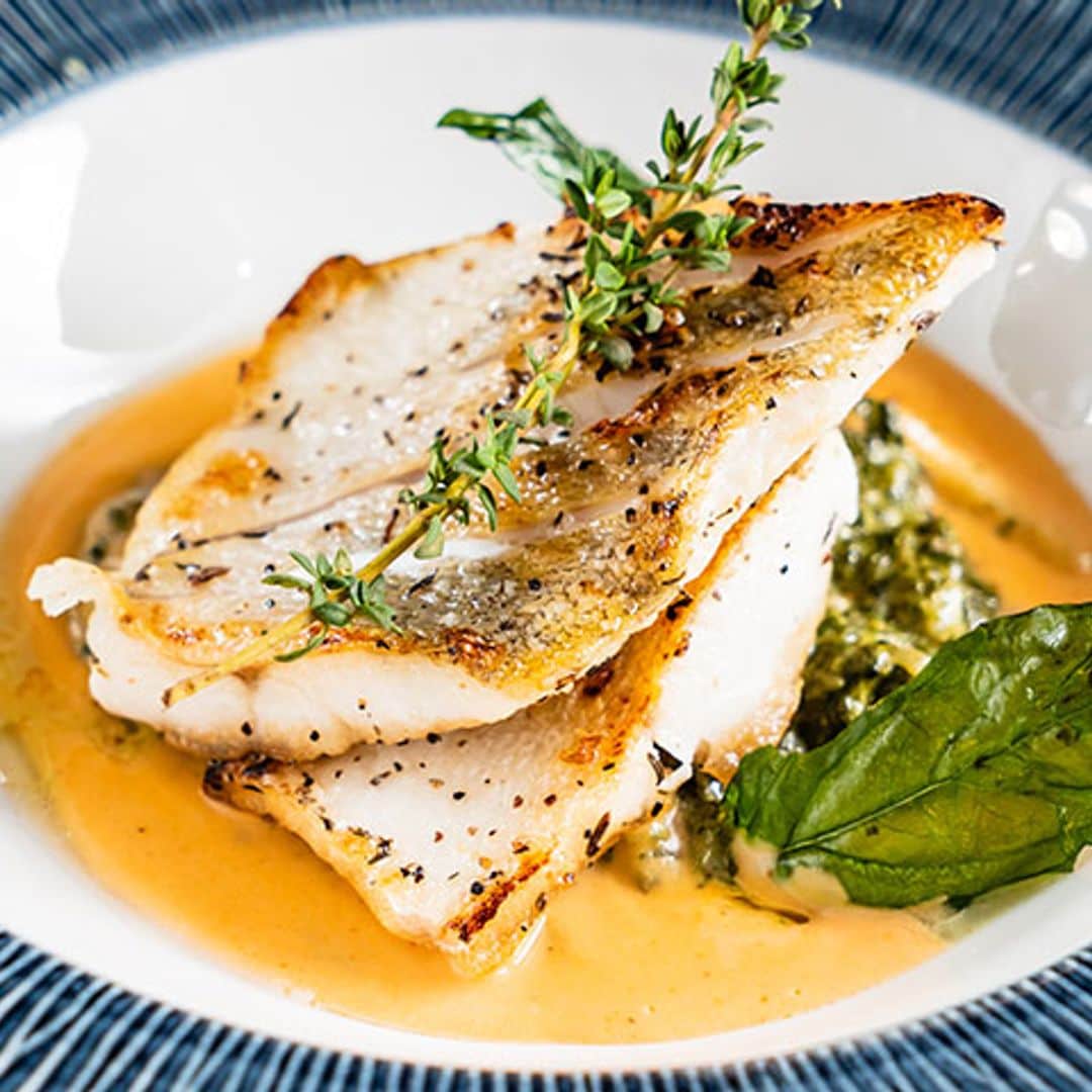 Lomos de fogonero con espinacas rehogadas y  salsa de pimiento