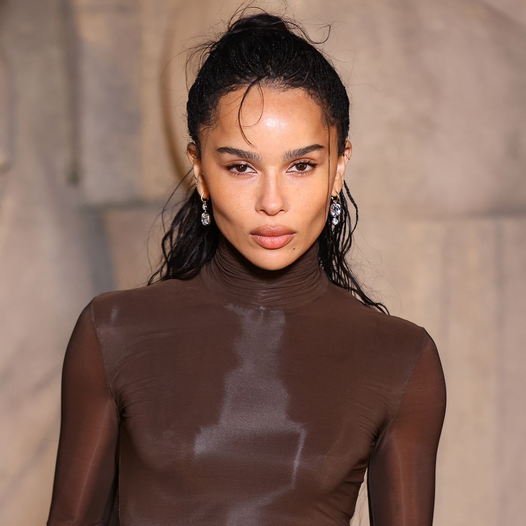 Zoë Kravitz confirma que es momento de sacar los bolsos de rafia del armario