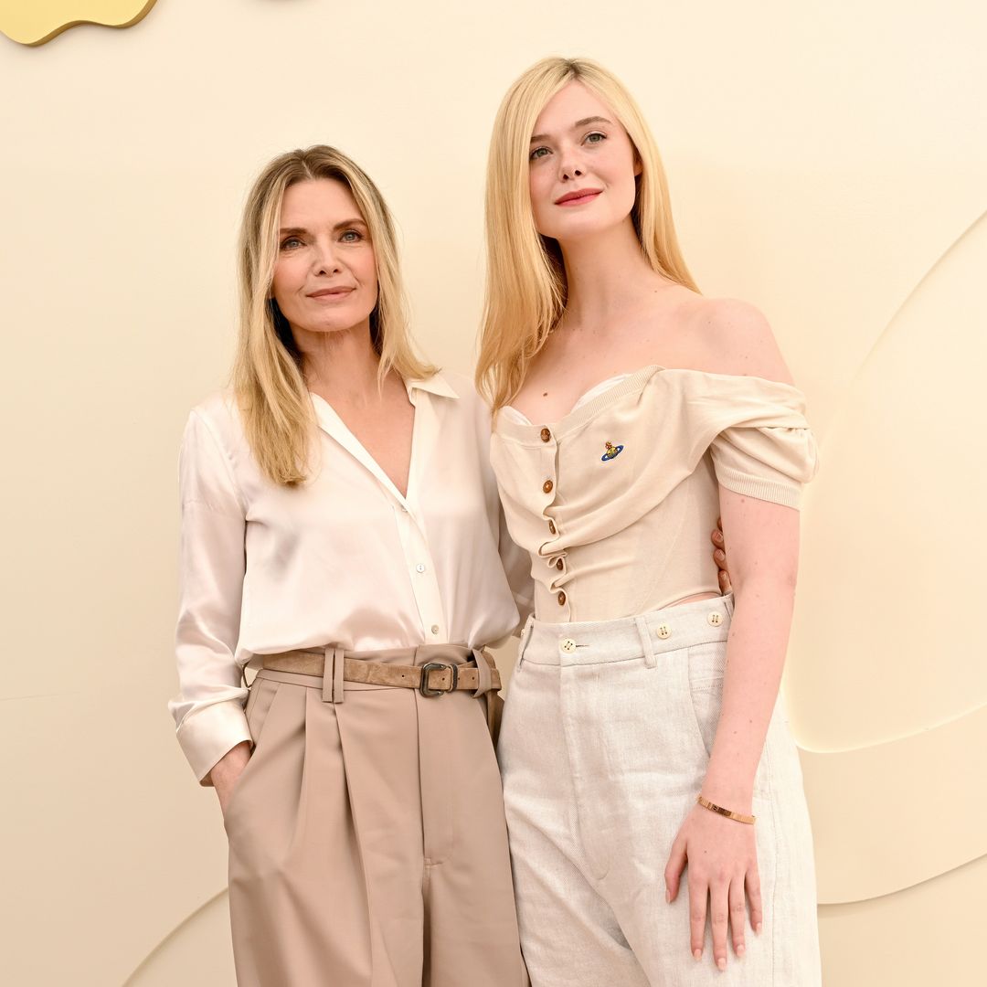 Elle Fanning y Michelle Pfeiffer coordinan en 'looks' monocromáticos minimalistas