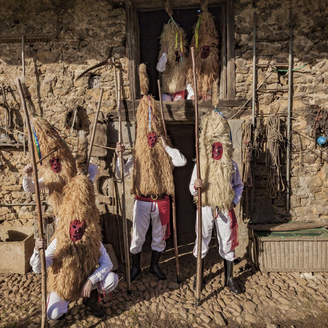 Participantes en el carnaval de Valdesoto, los llamados Sidros. Siero, Asturias, Pueblo Ejemplar de Asturias 2025