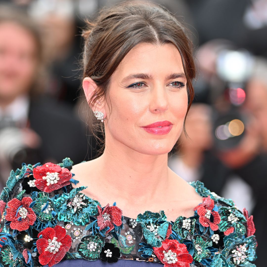 Carlota Casiraghi se acerca a los 40: así lleva el moño rejuvenecedor más fácil de copiar