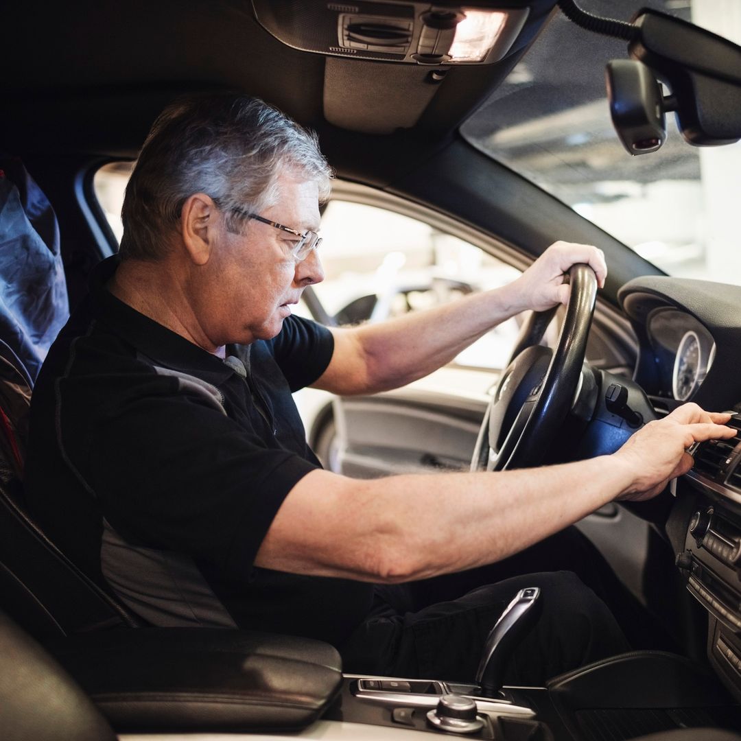Por qué tu coche huele mal al encender el aire acondicionado y cómo solucionarlo sin cambiar piezas, según un experto