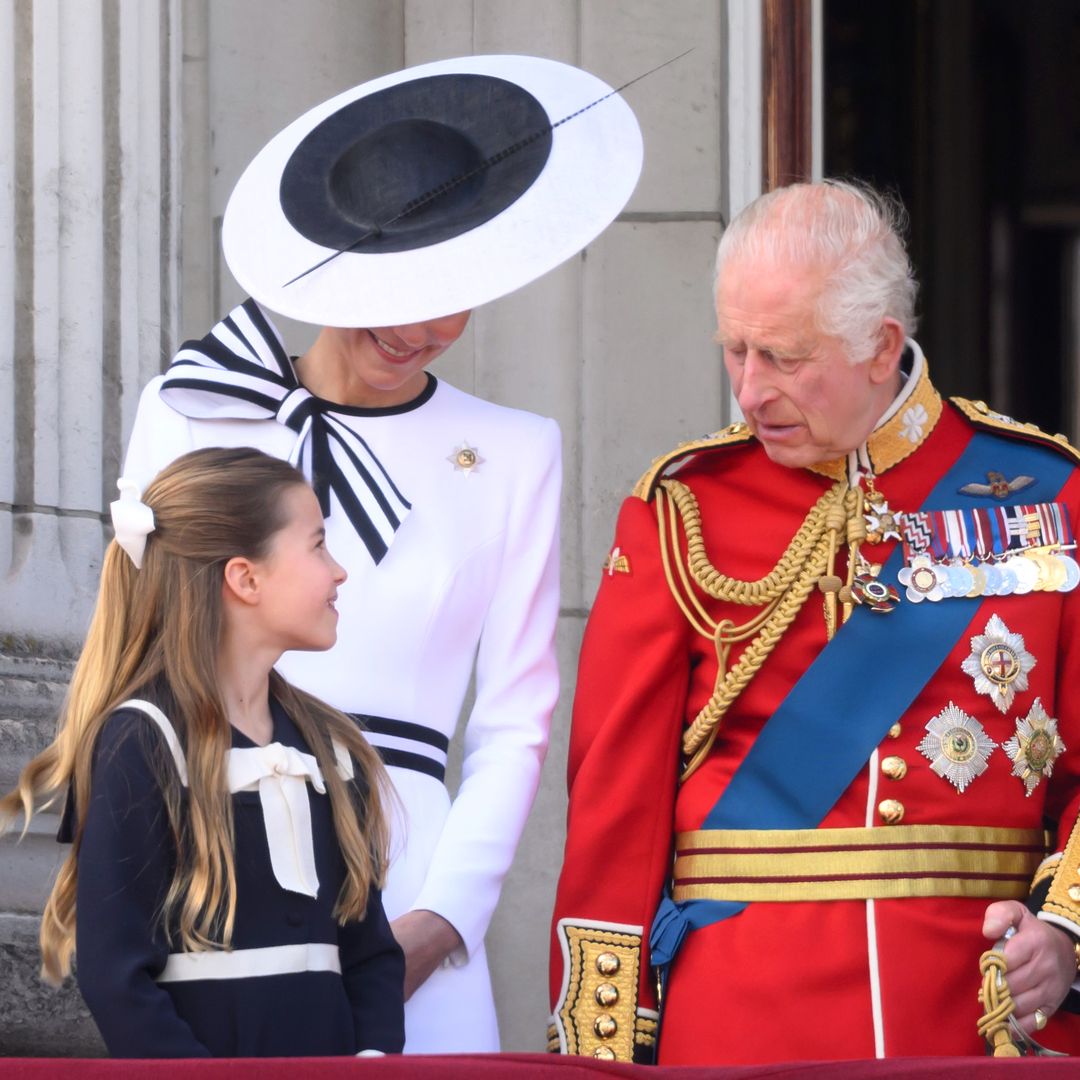 Por qué el rey Carlos III lleva siempre este regalo de la princesa Charlotte en sus actos más importantes