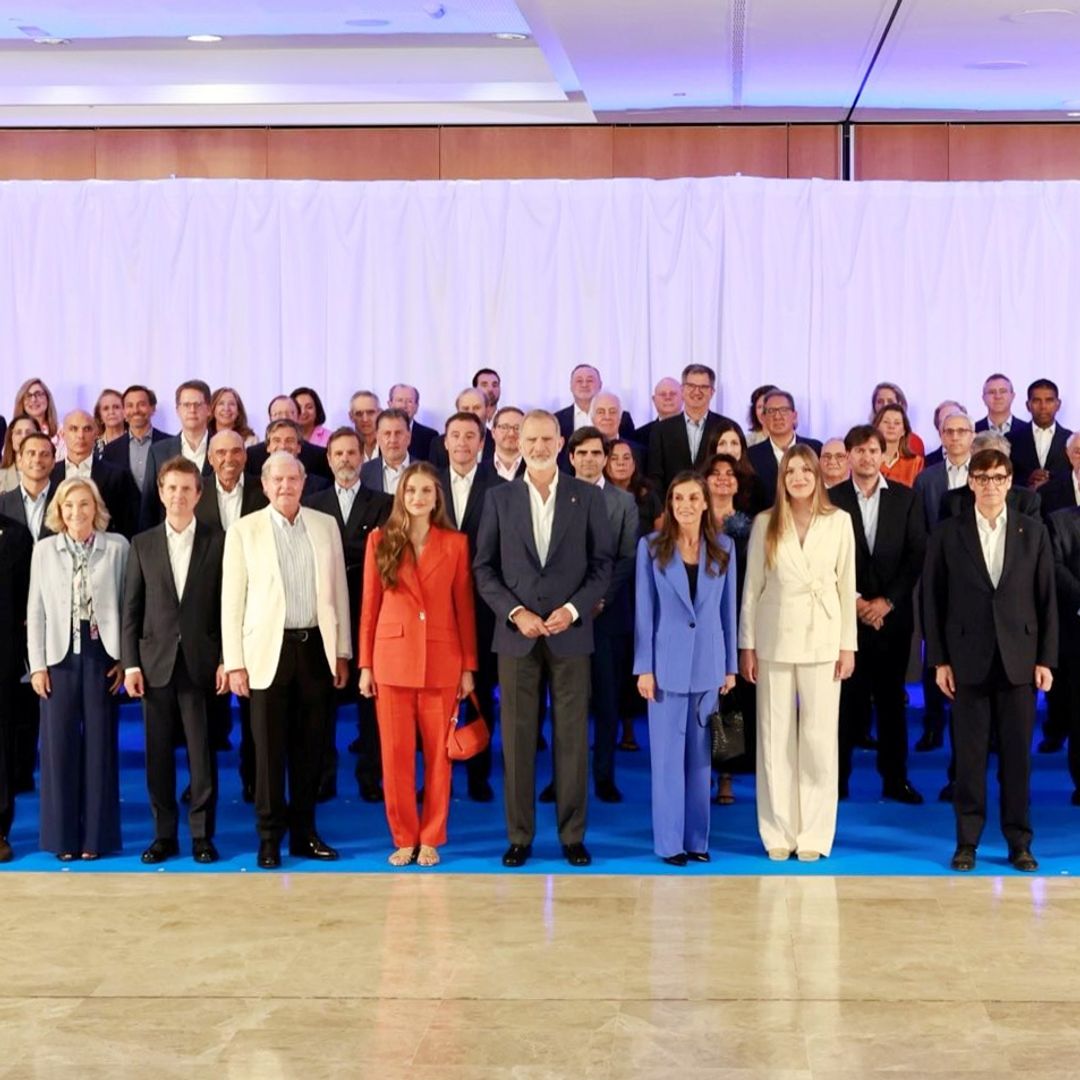 El descuido de protocolo de la Familia Real que está dando mucho que hablar: la bandera gala en los looks de Letizia, Leonor y Sofía horas antes del partido contra Francia