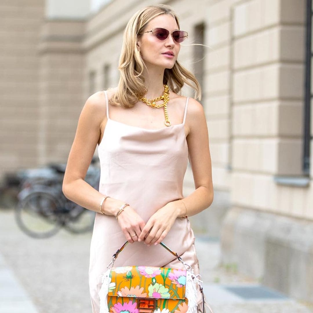 ¿Hace calor? Con un vestido corto de tirantes dan igual las altas temperaturas