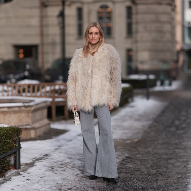 Look de street style con vaqueros flare