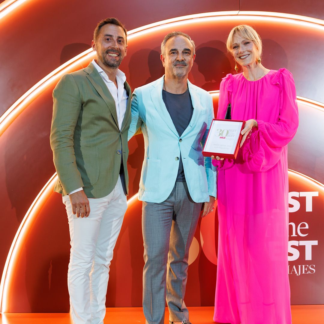 Lorenzo Castillo entrega el galardón a Jenny Nerman - Communications & Creative Director y Francisco Collado Sales & Brand Director, de Ibiza Gran Hotel